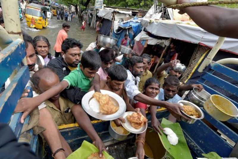 Volunteers distribute food to residents in flooded areas. (Photo: PTI)