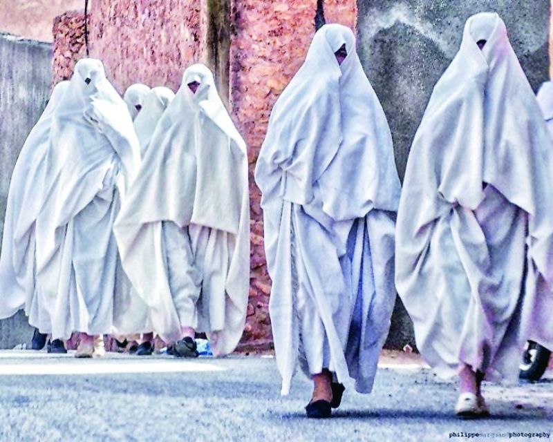 Women of Ghardaia wearing the kambhooz.