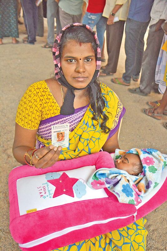 Young mother with her newborn baby at Tondiarpet polling booth. (Photo: DC)