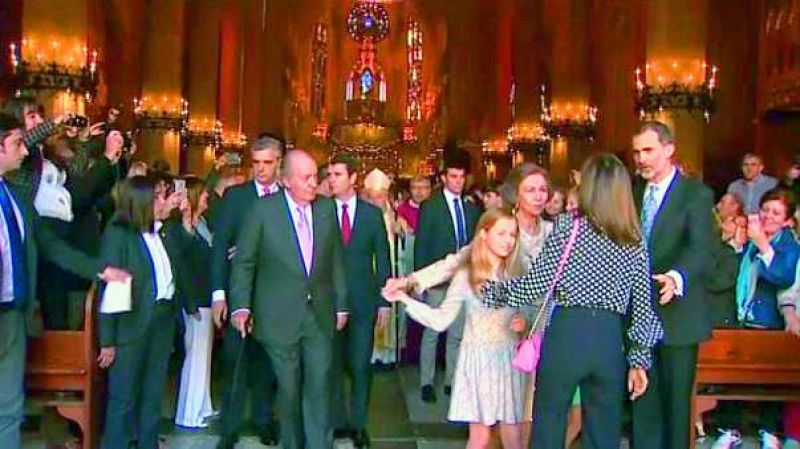 Queen Sof­a and Queen Letizia exchanged words at a church while King Felipe tried to break it off. The young princess is seen trying to shrug away.