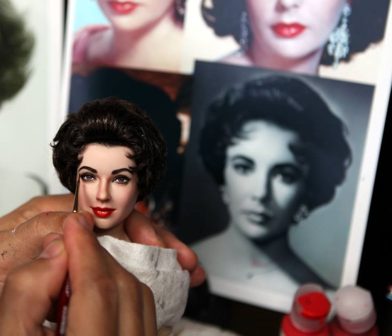 Noel Cruz repainting an Elizabeth Taylor doll (Photo: Facebook)
