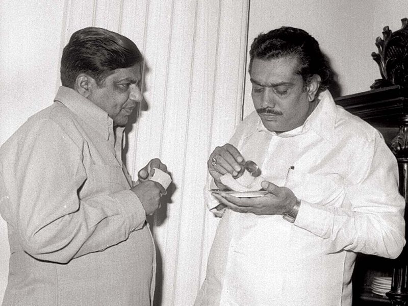 Dharam Singh with Chief Minister R. Gundu Rao in 1980