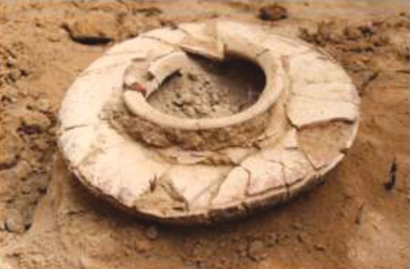 The  grinding stone and well  crafted terracotta vessel are among the household utensils found at Keezhadi.