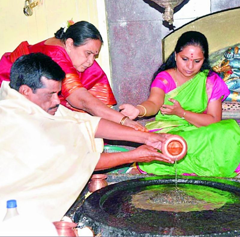 Kavitha Kalvakuntla offering prayers at Kanteshwar temple in Nizamabad.