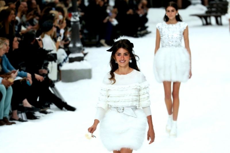 Actor Penelope Cruz valiantly smiled as she walked the runway, paying homage to Lagerfeld. (Photo: AFP)
