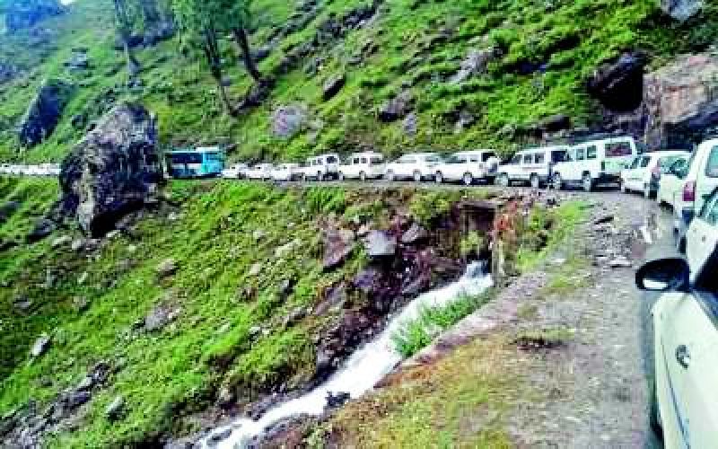 Massive traffic jam on Manaliâ€“Chandigarh highway.