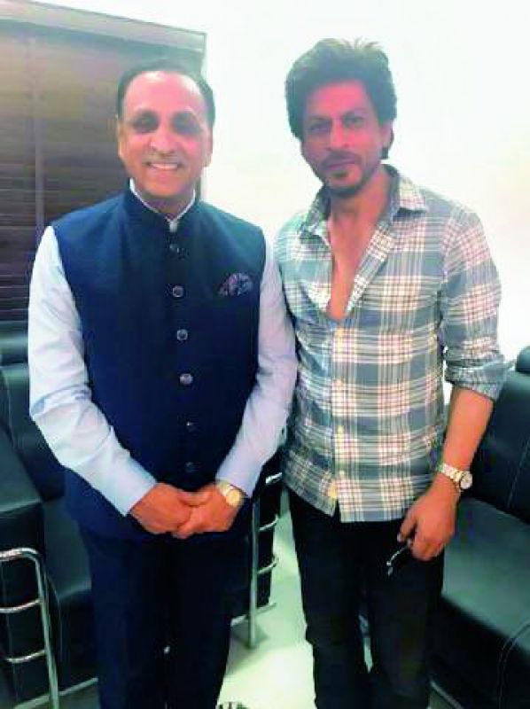  SRK met the Gujarat Chief Minister Vijay Rupani to promote his upcoming movie Jab Harry Met Sejal