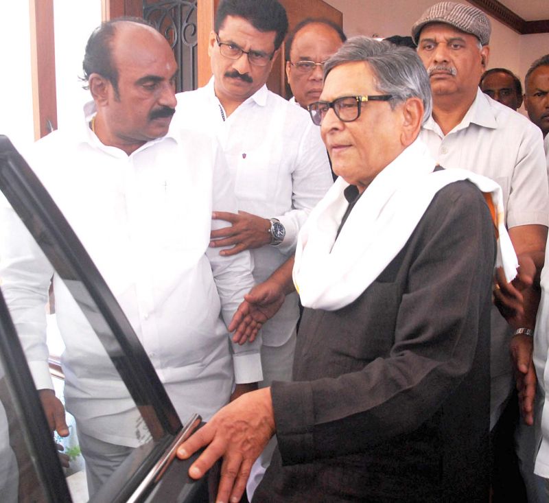 Former CM SM Krishna leaves his Sadashivnagar home for Chikkamagaluru 	â€” KPN
