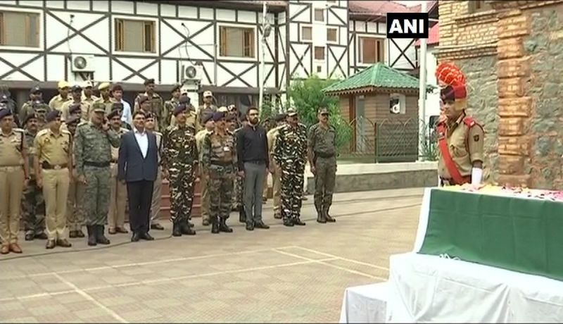  Wreath laying ceremony of Constable Parvez Ahmed who lost his life in an encounter with terrorists in Batamaloo area. (Photo: ANI/Twitter)