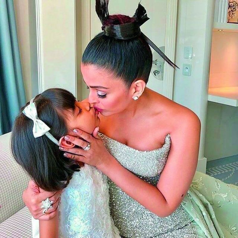 Aishwarya Rai Bachchan kissing daughter Aaradhya.
