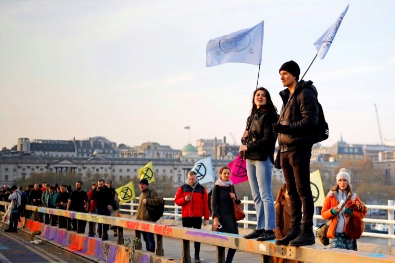 Climate protesters block off a bridge and major road in London, bringing parts of the city to a standstill. (Photo: AFP)
