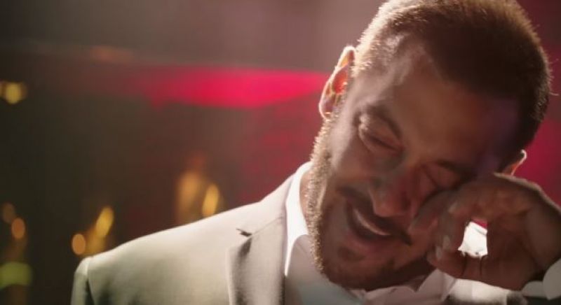 Salman Khan in 'Jag Ghoomeya' video song.