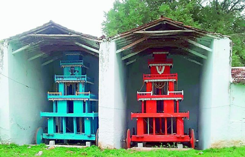 The two rathams housed in the temple. The red one is for Lord Rama and the blue one for Lord Visvesvaraya.