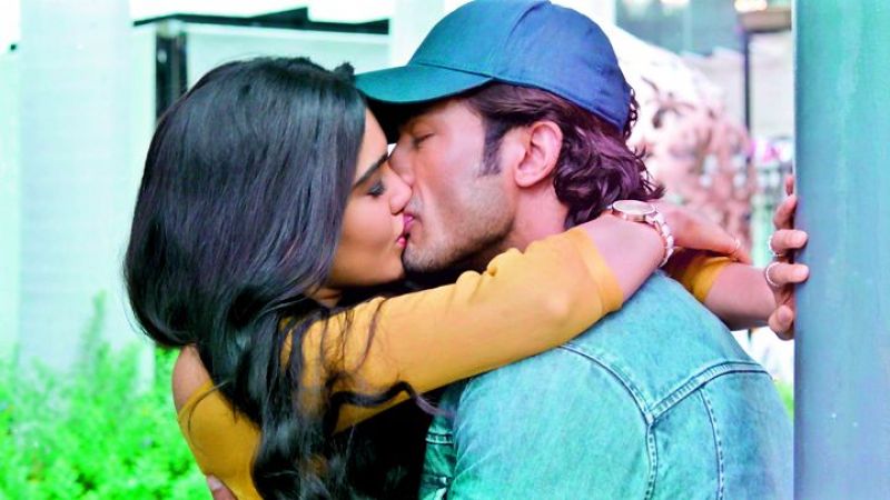 Kissing scene beween Vidyut Jammwal and Adah Sharma.