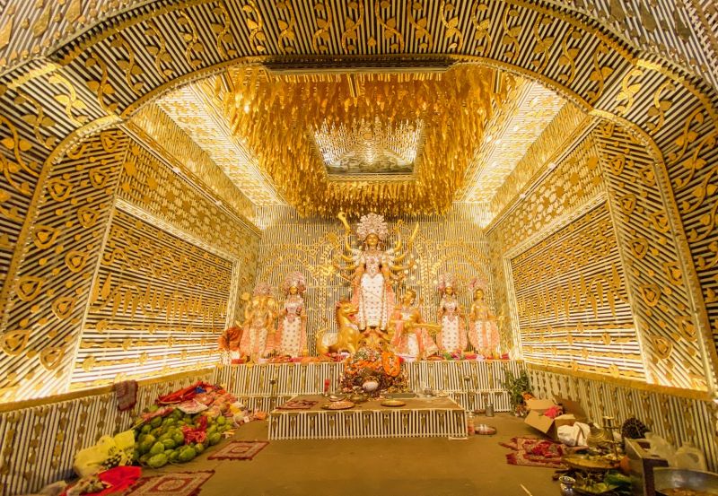 Closer into the Chaltabagan Durga Puja pandal, captured with the ultra-wide angle lens. (Photo: Siddhartha Joshi- @siddharthajoshi)