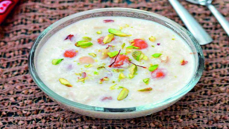 Ingredients Â½ litre whole milk 2-3 tbsp sugar 2 grated apples  (make sure the apples are sweet) 1 tbsp ghee Â½ cup condensed milk Â¼ cup grated khoya 1 tbsp chopped dry fruits A pinch of nutmeg powder.