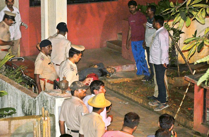 Policemen at Gauri Lankesh's house after she was shot dead. (Photo: DC)