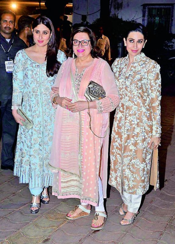  Kareena and Karisma Kapoor with their mother Babita 