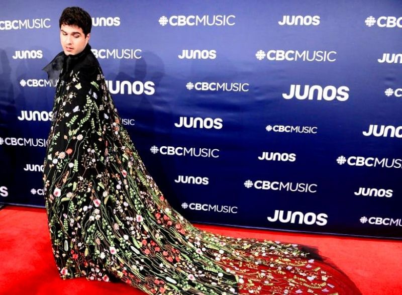 Jeremy Dutcher arrives on the red carpet at the Juno Awards in Ontario in a beautiful black, floral cape. (Photo: AP)