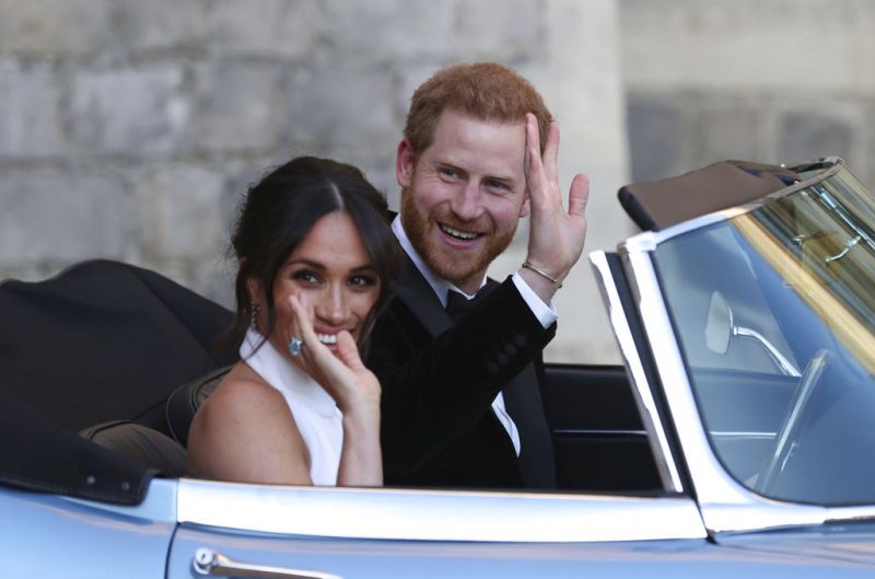 The newly married Duke and Duchess of Sussex, Meghan Markle and Prince Harry, left Windsor Castle in the convertible car. (Photo: AP)