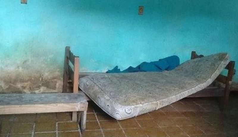 The bed on which the victim had to sit, sleep and rest the whole day during his 20 years of captivity. (Photo: YouTube Screengrab)