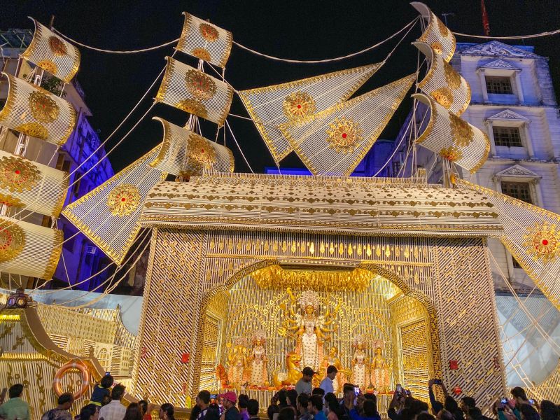 Chaltabagan Durga pandal, captured with the ultra-wide lens. (Photo: Siddhartha Joshi- @siddharthajoshi)