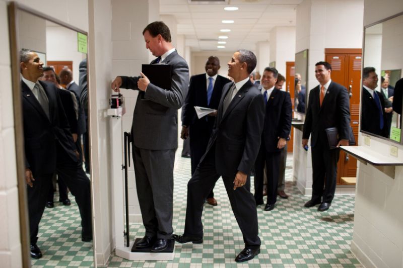 Obama steps on the weighing scale.