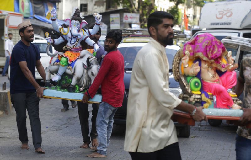 Devotees carry home idols of elephant-headed Hindu god Ganesha for worship during Ganesh Chaturthi festival celebrations in Mumbai. (Photo: AP)