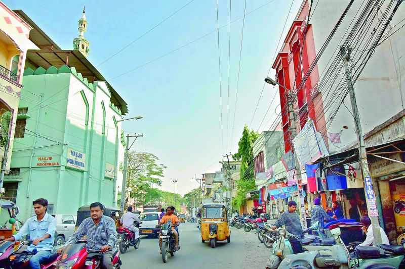A mosque at Gudimalkapur in the middle of the road causing inconvenience to people. (Photo: DC)