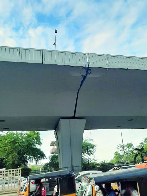 Crack above pillar no. 20 of the PVNR expressway.