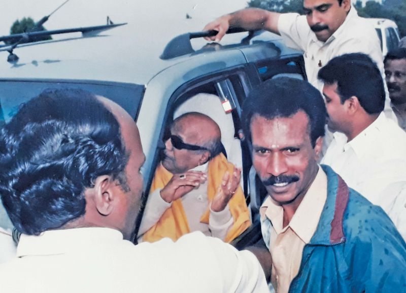 Karunanidhi welcomed by the DMK cadres on his arrival at Doddabetta peak near Ooty in September 2004.