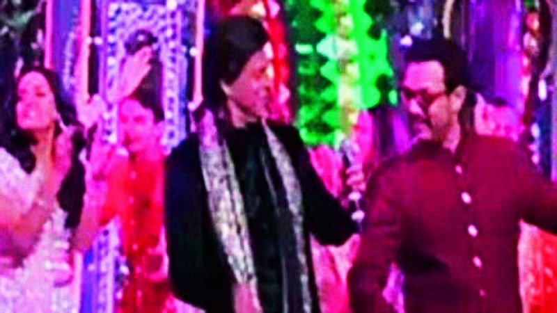 SRK and Aamir Khan dancing on the stage.