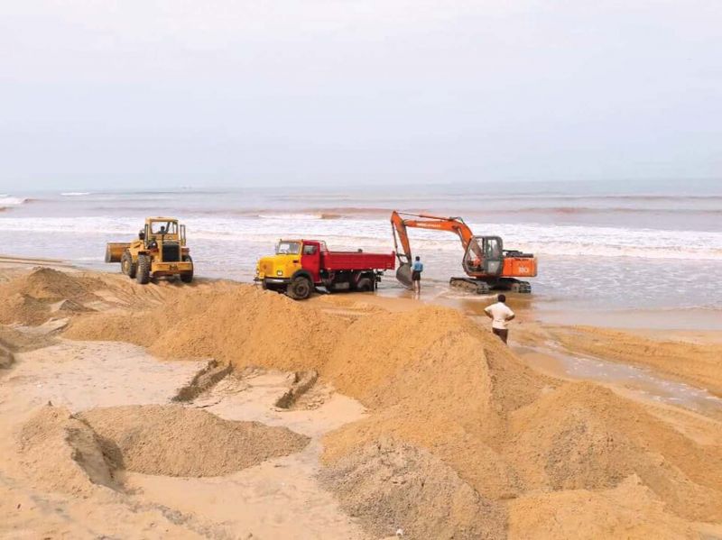 Mining of mineral sand goes  undisturbed at the sea shore despite protests. (Photo: DC)
