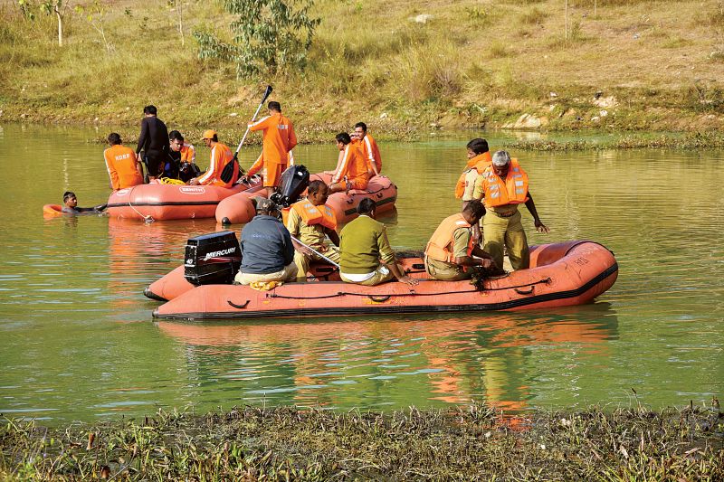 NDRF and SDRF personnel at work at the T.G. Halli reservoir (Photo: DC)