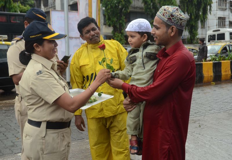 The Mumbai police offered roses to people outside a masjid in Mumbai's Wadala area. (Photo: Shripad Naik)