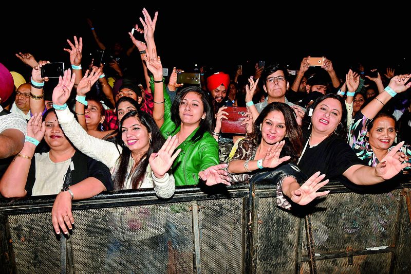 Audience grooving to the popular tracks of Diljit Dosanjh