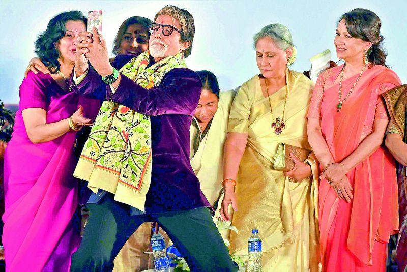 Moushumi Chatterjee, Vidya Balan, Amitabh Bachchan, Mamata Banerjee, Jaya Bachchan and Sharmila Tagore taking a selfie at an event.