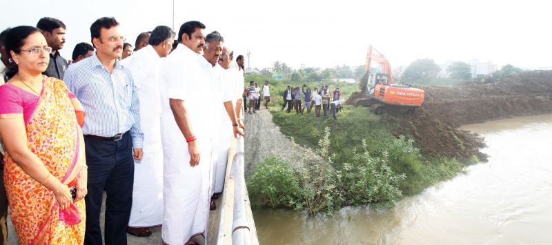 Chief Minister Edappadi K. Palaniswami inspects de-silting work in a canal near Varadharajapuram in Kanchipuram district on Friday. (Photo: DC)