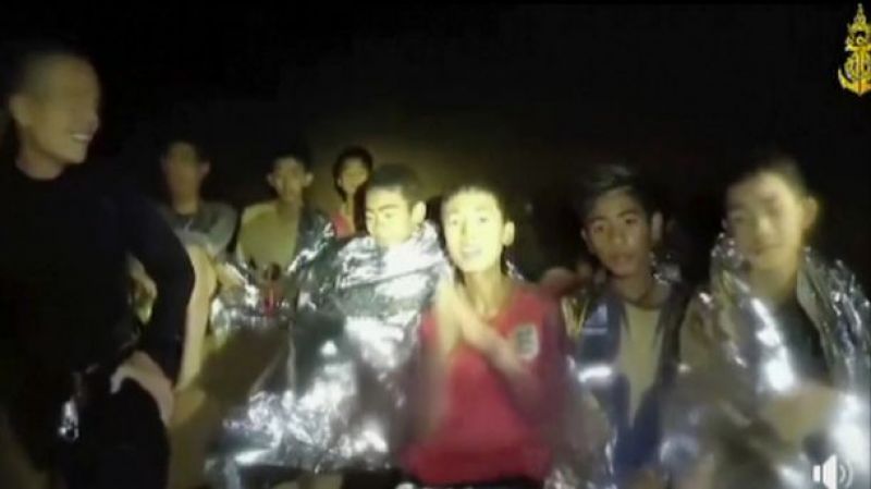 The image taken from video provided by the Thai Navy Seal, Thai boys are with Navy SEALs inside the cave, Mae Sai, northern Thailand. (Photo: AP)