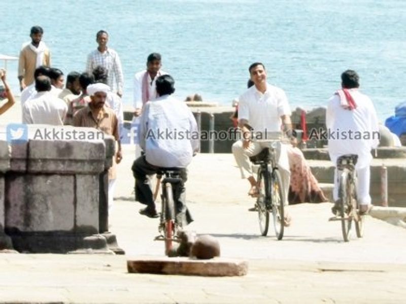 Pictures: Akshay takes Radhika Apte on bicycle ride as he starts Padman shoot in Indore