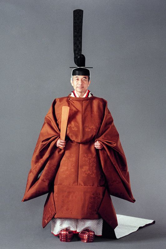 12 November 1990: Japanese Emperor Akihito wears a full ceremonial outfit during his enthronement ceremony at the Imperial Palace (Photo: AFP)