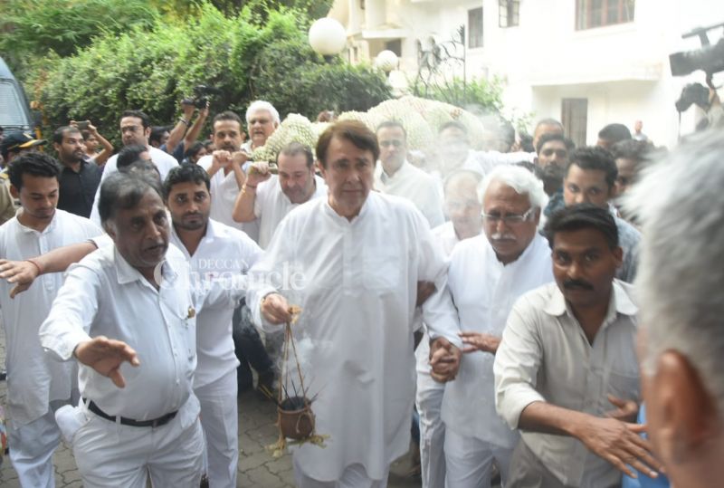  Randhir Kapoor seemed inconsolable as brother Rajiv Kapoor and other well-wishers carry their mother's mortal remains for the last rites. 