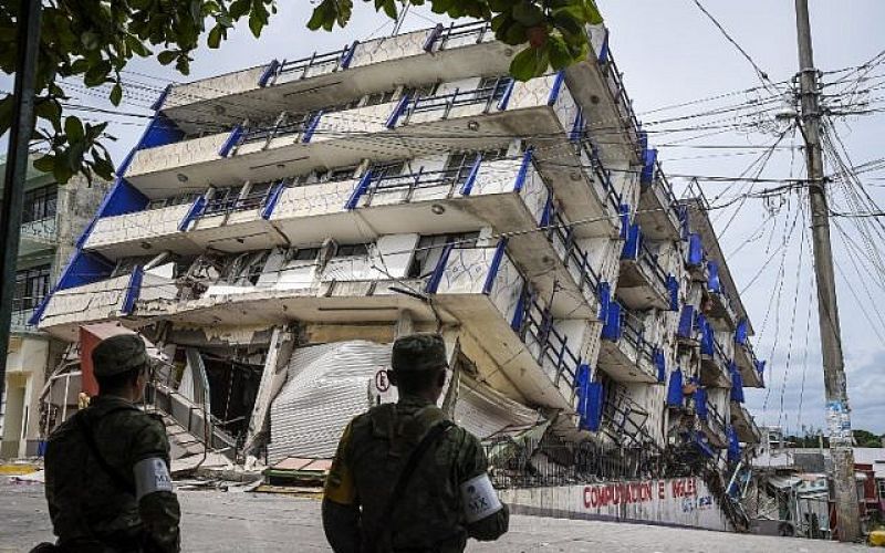 Soldiers stand guard near the Sensacion hotel which collapsed during the powerful earthquake that struck Mexico on September 8, 2017. (Photo: AFP)