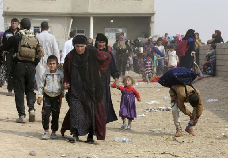 Civilians leave their houses as Iraq's elite counterterrorism forces fight Islamic State militia in the village of Tob Zawa, about 9 kilometers (5Â½ miles) from Mosul, Iraq. (Photo: AP)