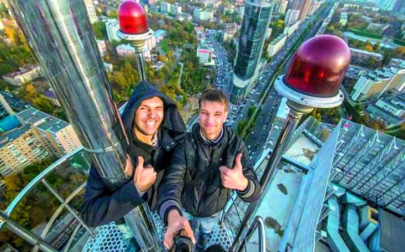 Russian daredevil Yaroslav Seheda and friend take a selfie from a rooftop (Picture credit: Yaroslav Seheda)
