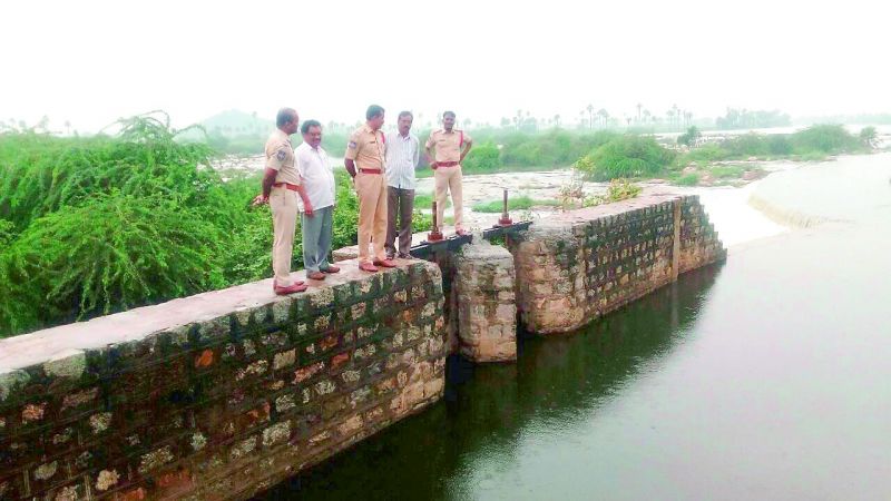 Cops oversee rescue operations of the eight persons stuck in the Musi river in Valigonda mandal in Nalgonda district. (Photo: DC)