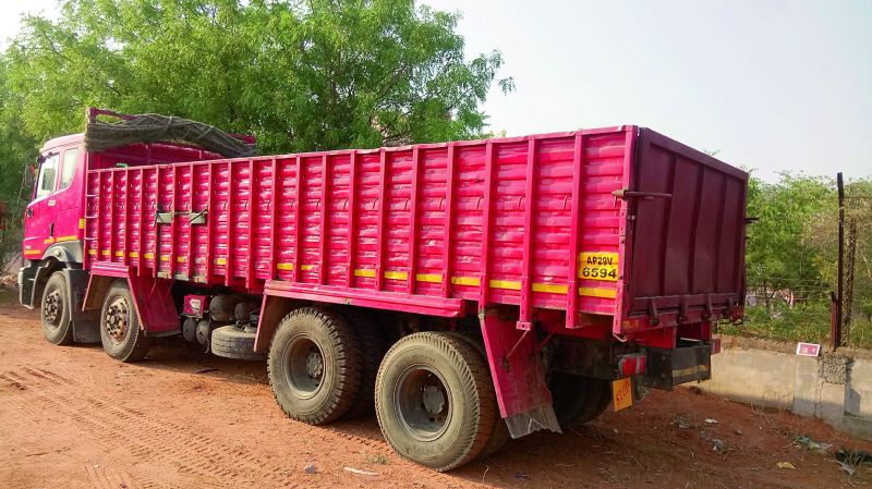 This truck with a concealed tank was transporting effluents to dump in the Musi.