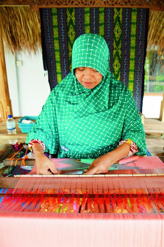 Sukarara village hand-weaving demonstration.