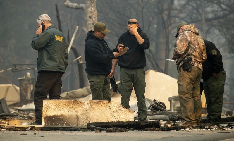 Sheriff's deputies recover the remains of Camp Fire victims on Saturday. (Photo: AP) 