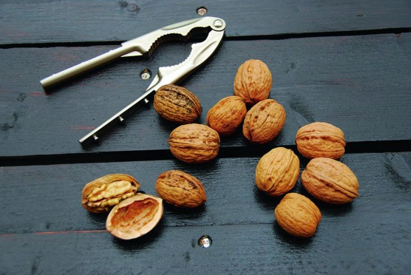Use of walnuts and citrus foods in the diet.